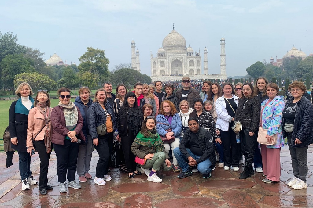 From Delhi Private Sunset Taj Mahal and Agra Tour by Car